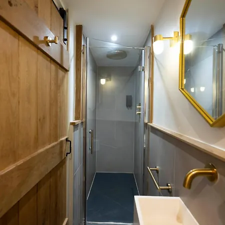 The Tan Hill Inn 3*